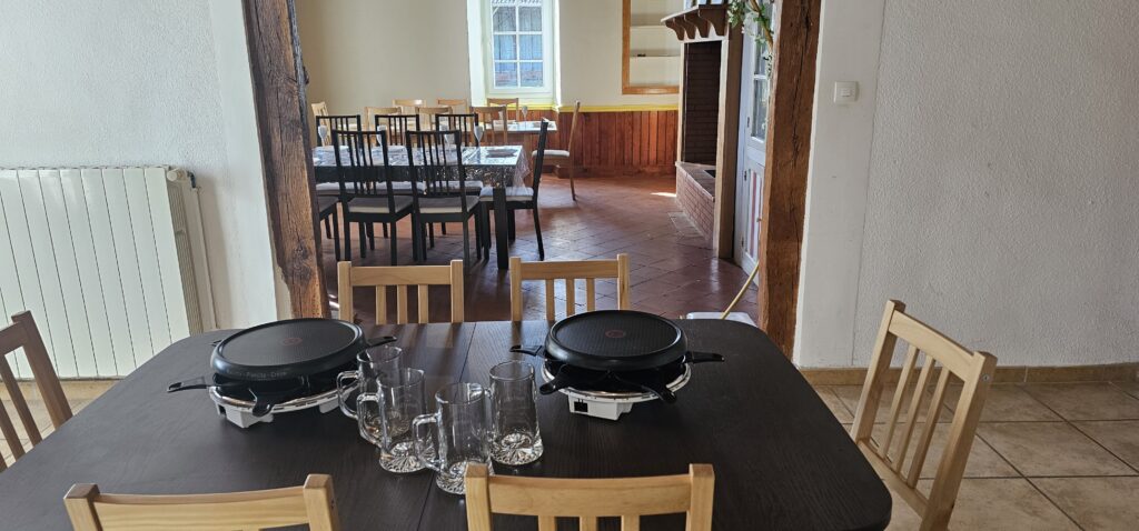 La Maison — Table avec Raclettes