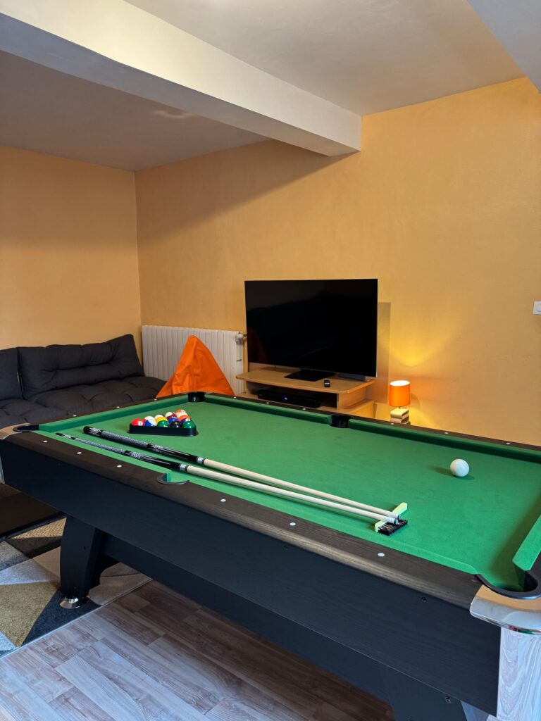 Domaine En Maguéro — Salle de jeux avec billard