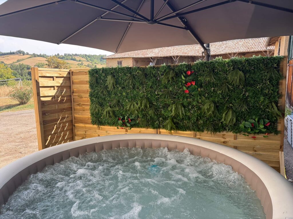 Domaine En Maguéro — Jacuzzi face aux coteaux
