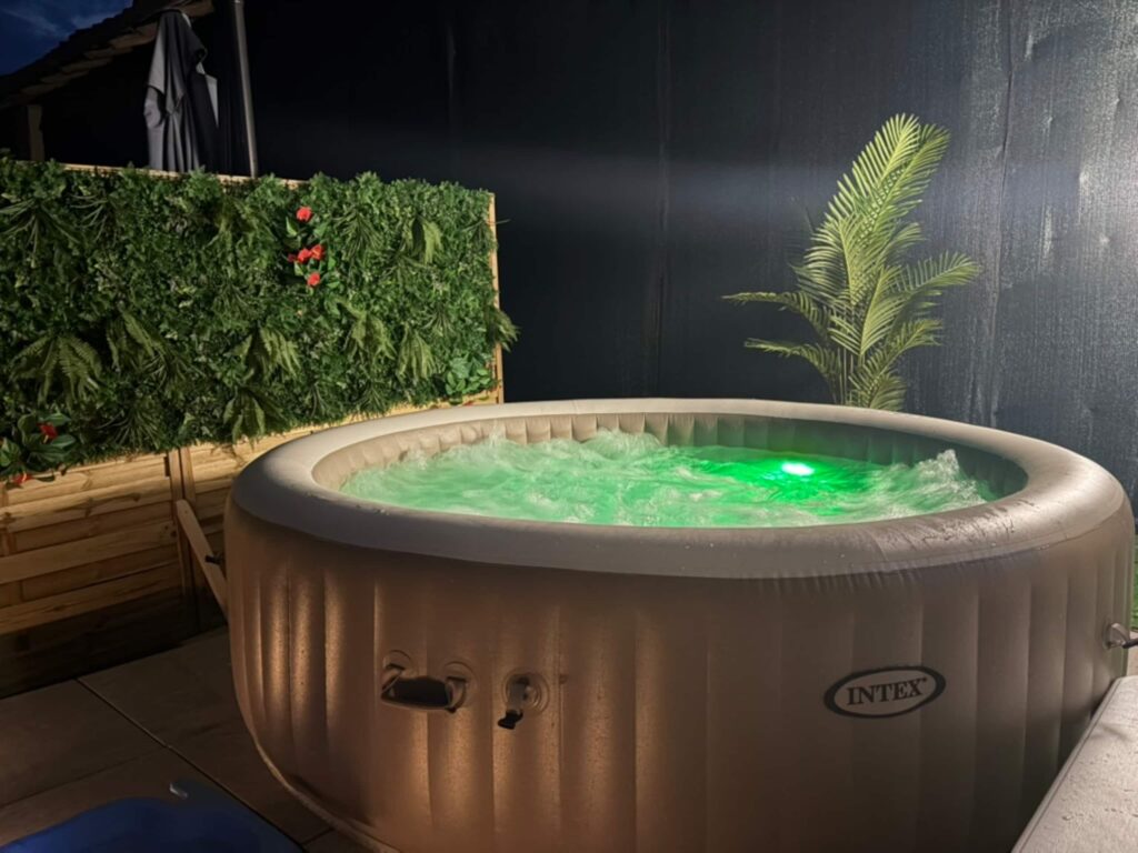 Domaine En Maguéro — Jacuzzi éclairé le soir