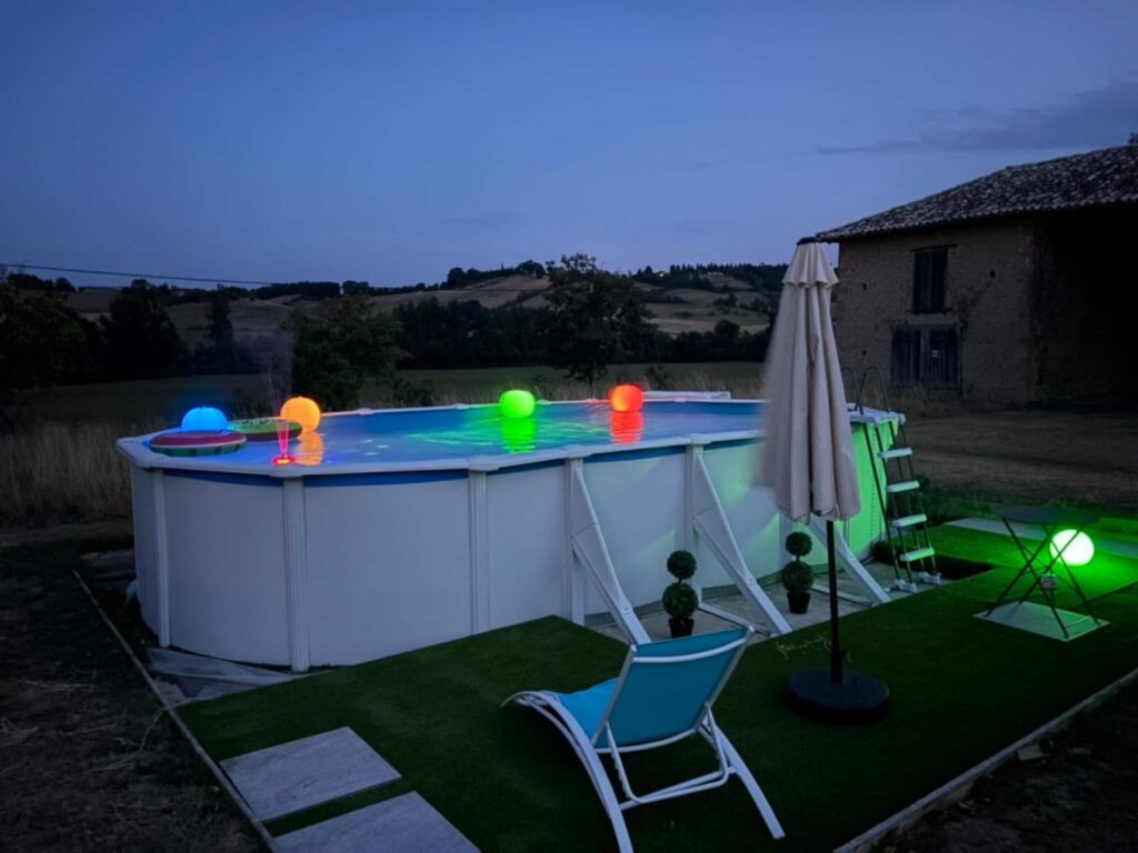 Domaine En Maguéro — Piscine éclairée la nuit