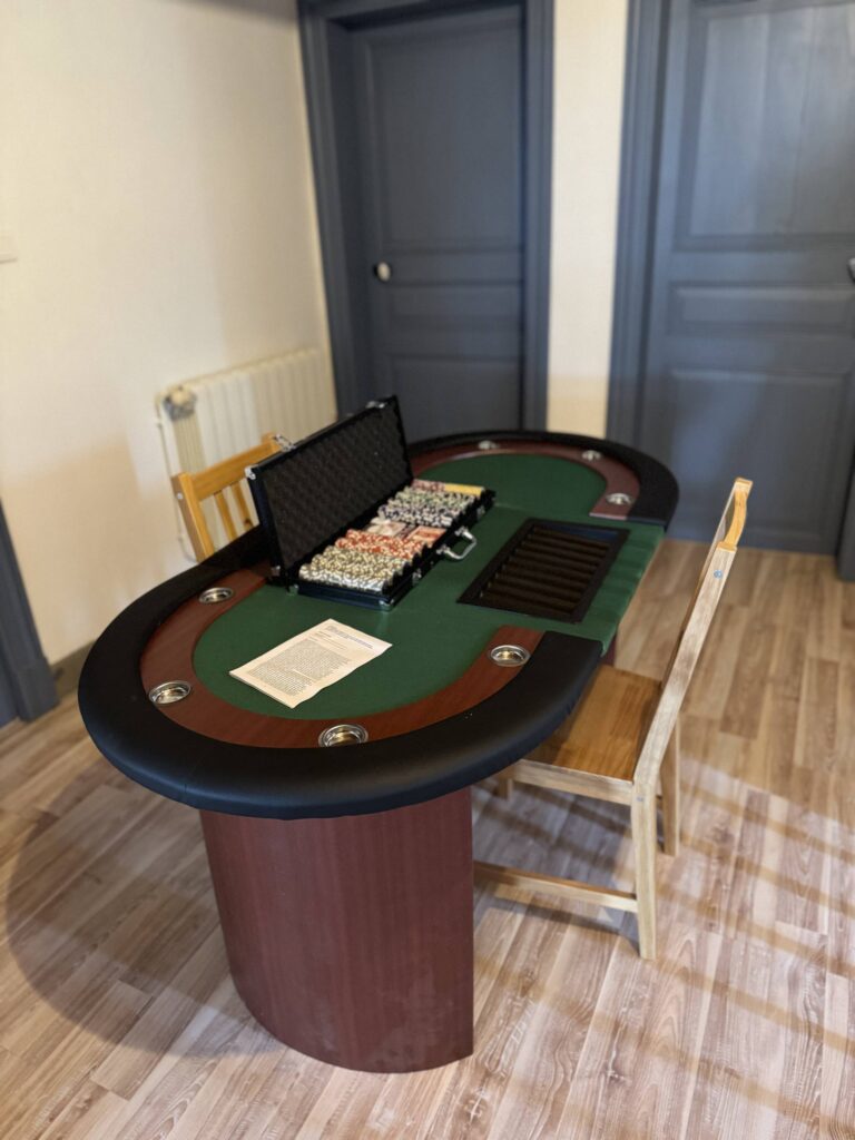 Domaine En Maguéro — Table de poker
